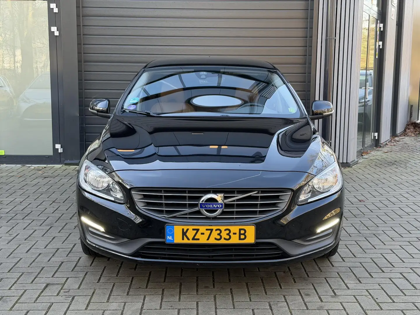 Volvo V60 2.4 D5 Twin Engine Lease Edition Schwarz - 2