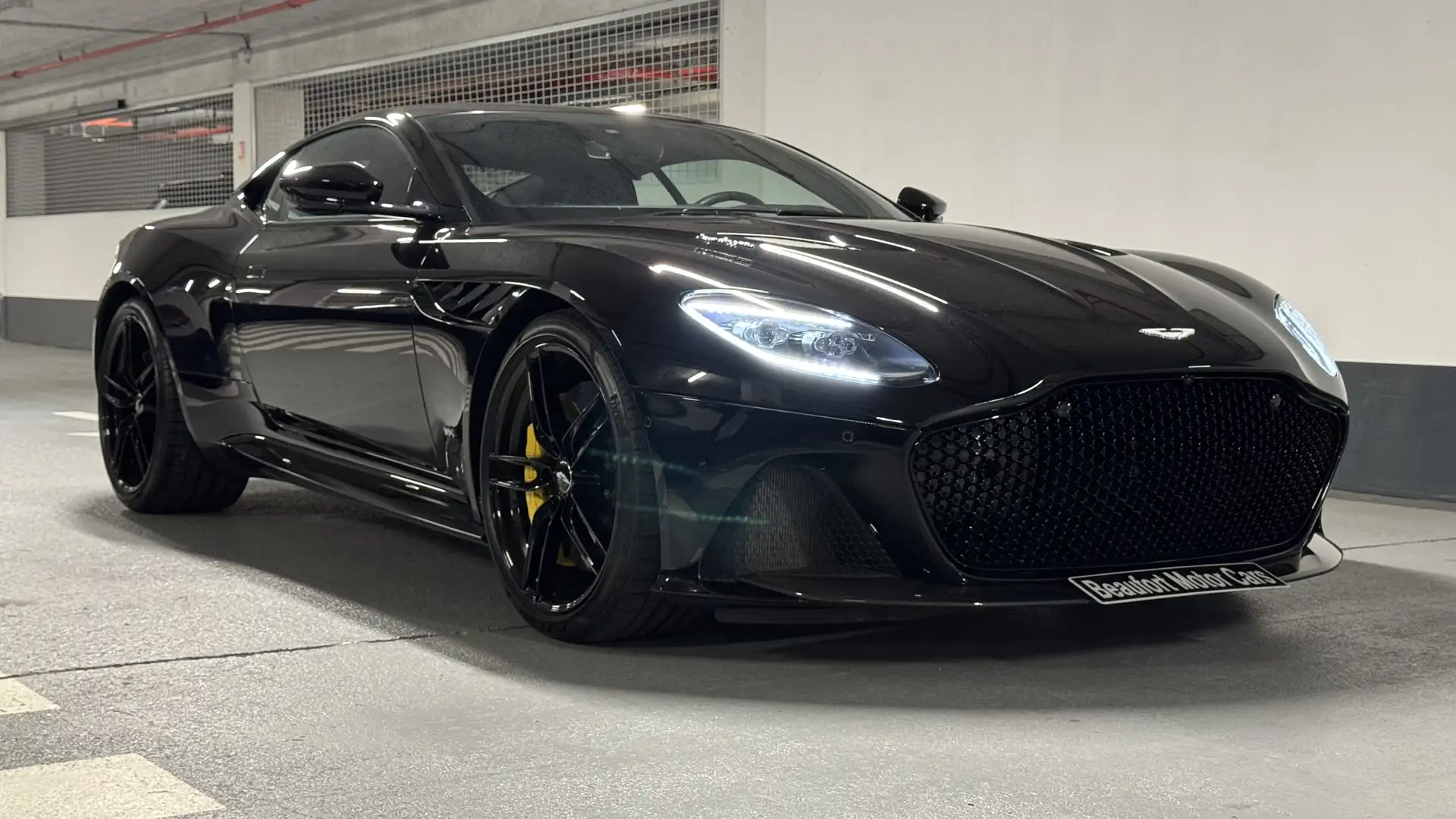 Aston Martin DBS Superleggera Schwarz - 2