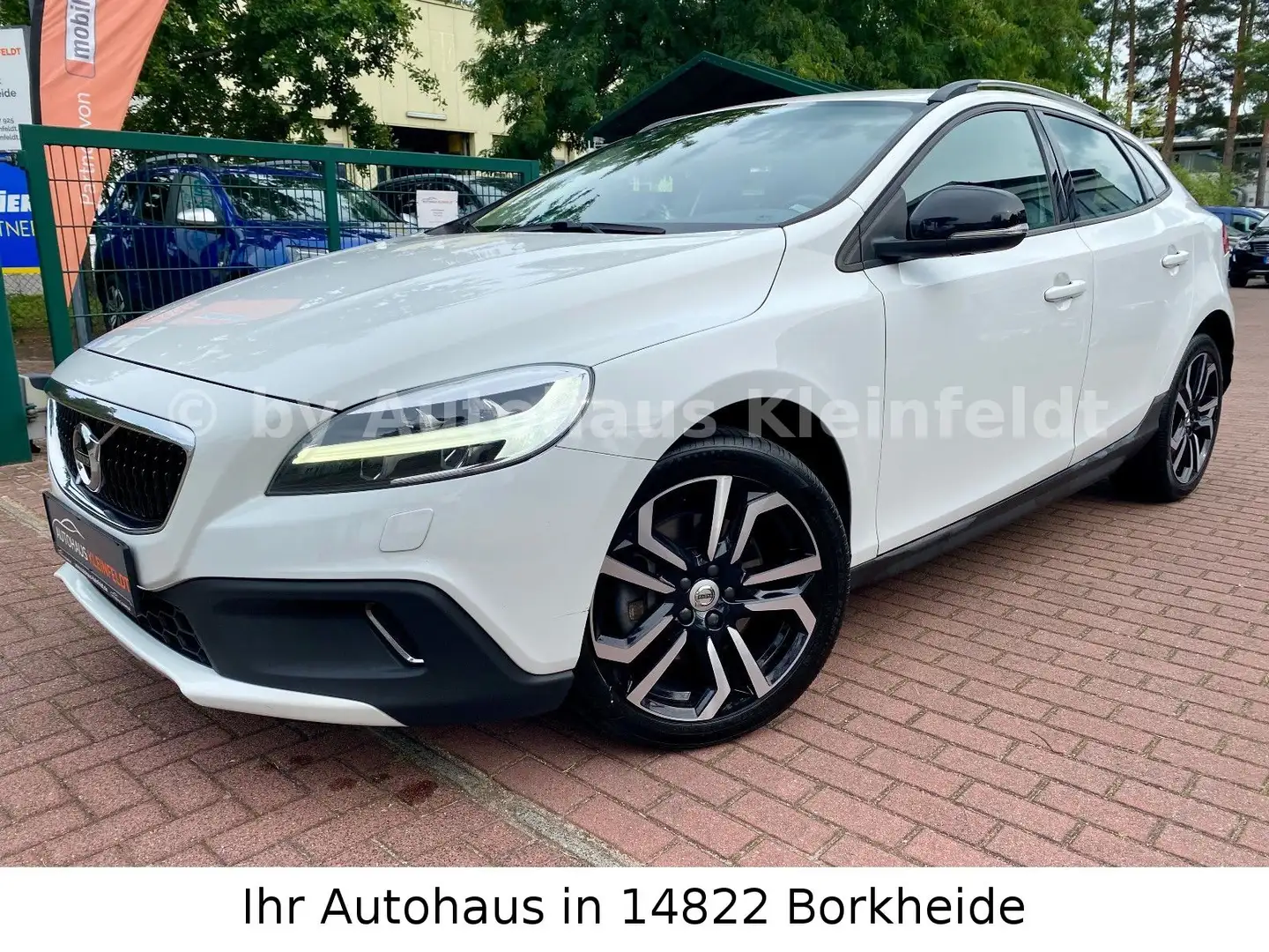 Volvo V40 Cross Country Momentum Geartronic |NAVI|AHK| Weiß - 2
