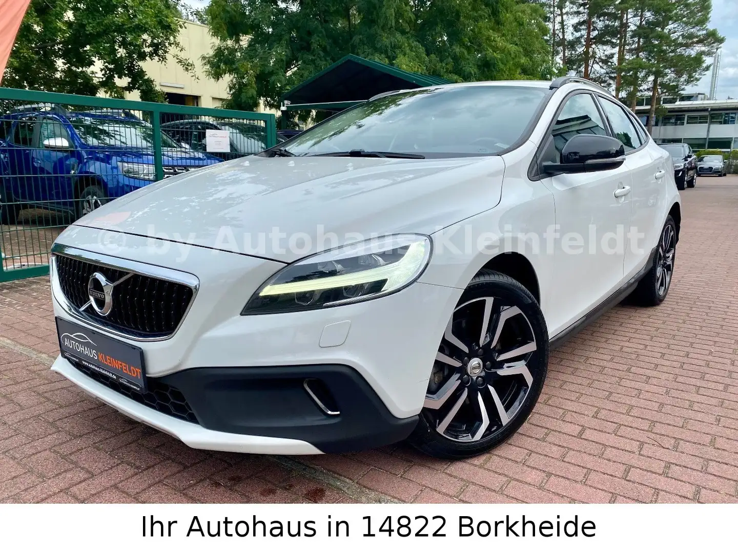 Volvo V40 Cross Country Momentum Geartronic |NAVI|AHK| Weiß - 1