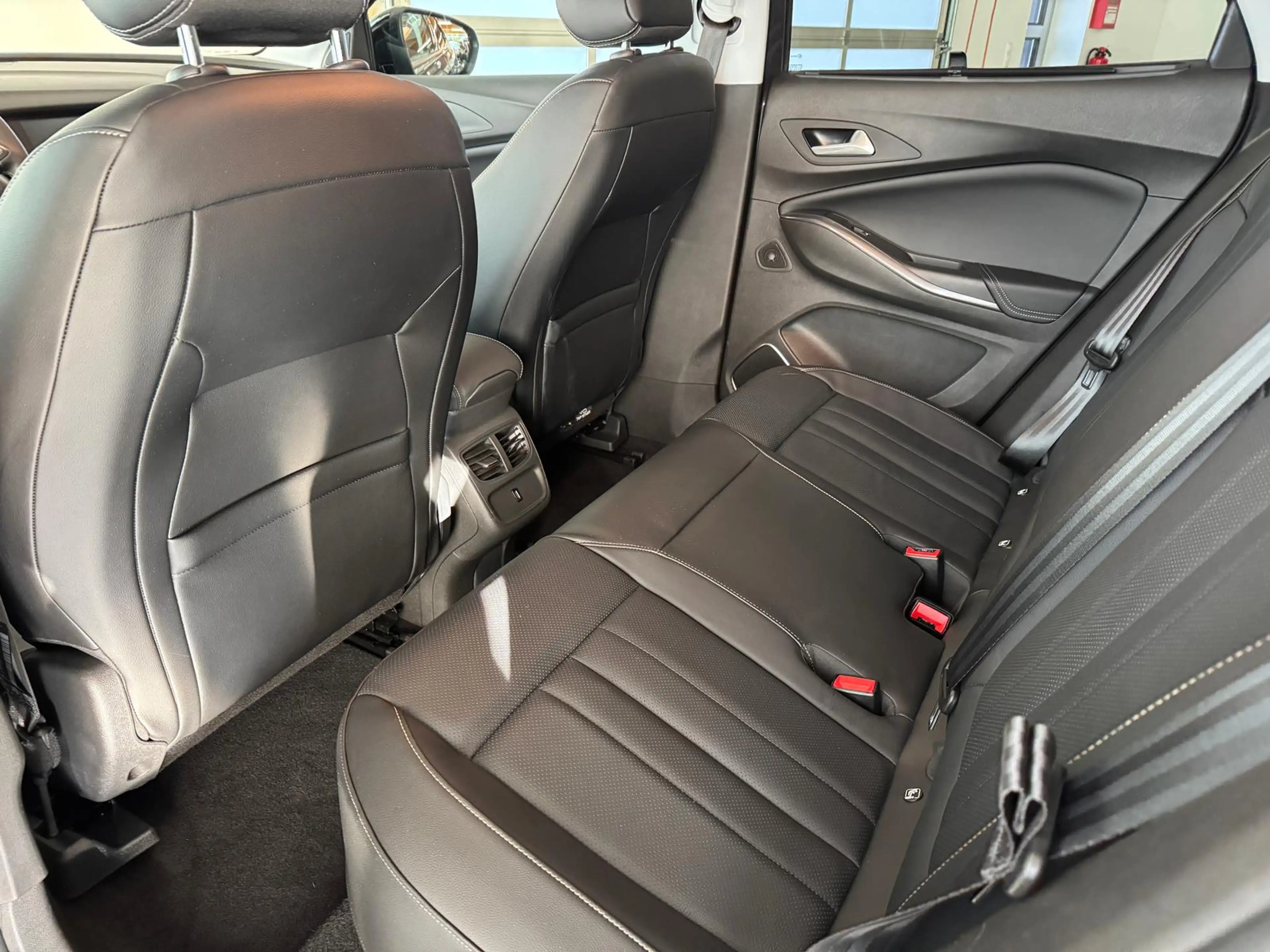 Opel Grandland Ultimate Plug-in-Hybrid 4 - LED/ACC — photo 11