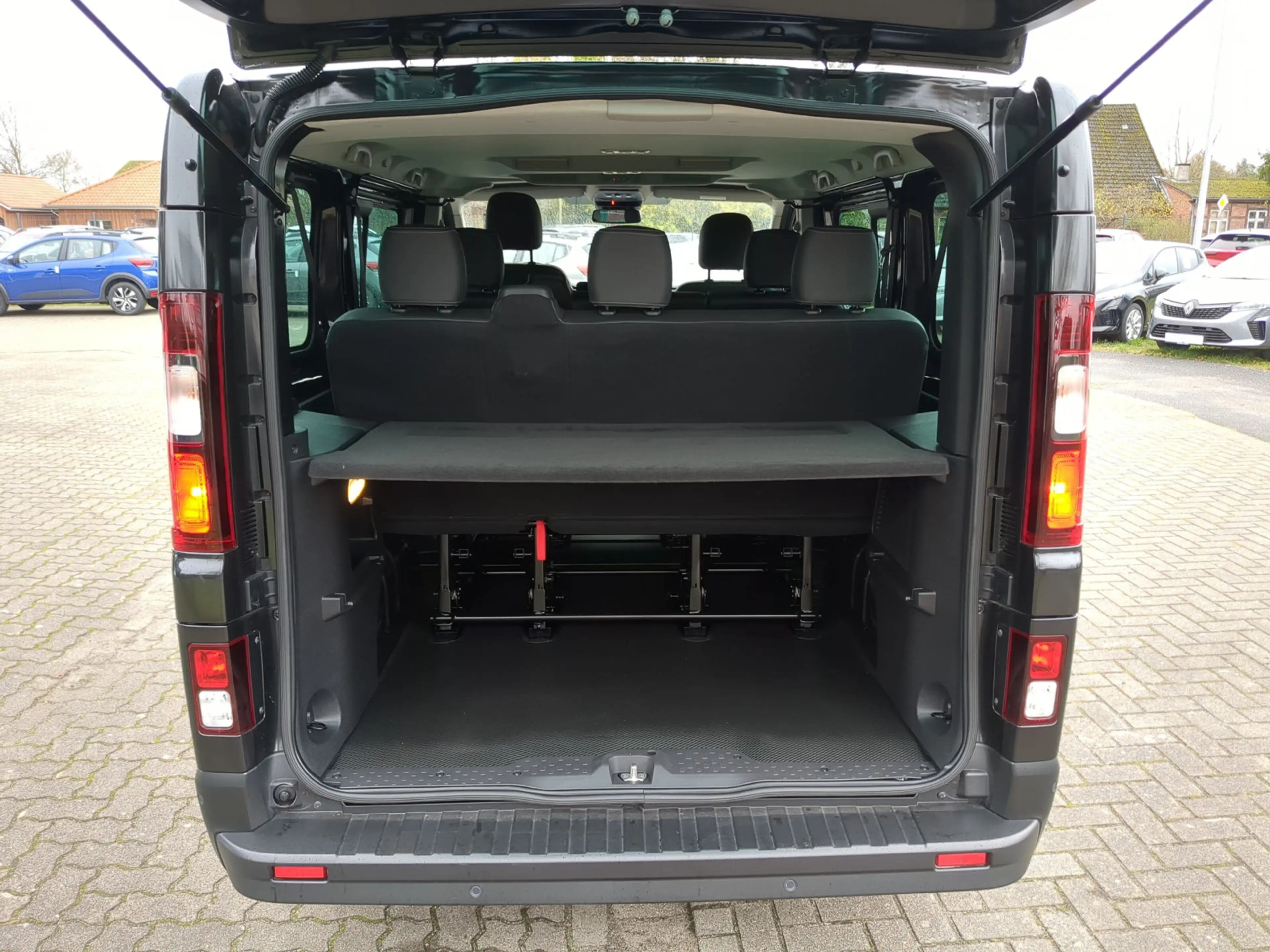 Nissan Primastar 2,8t dCi 170 DCT L1H1 Tekna — photo 15