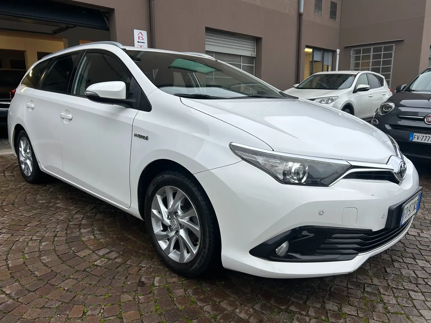 Toyota Auris Auris  2016   Touring Sports  1.8h Lounge cvt Weiß - 2