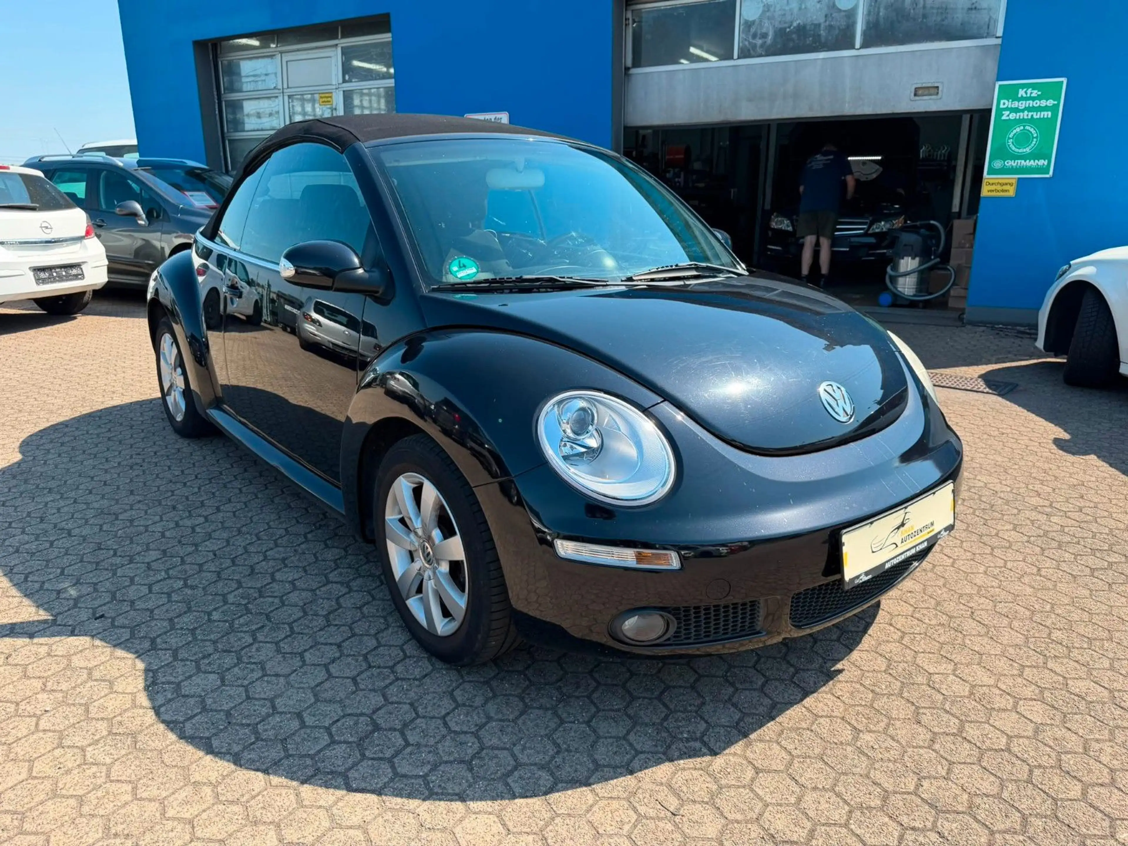 Volkswagen New Beetle 2.0 Cabriolet — photo 2