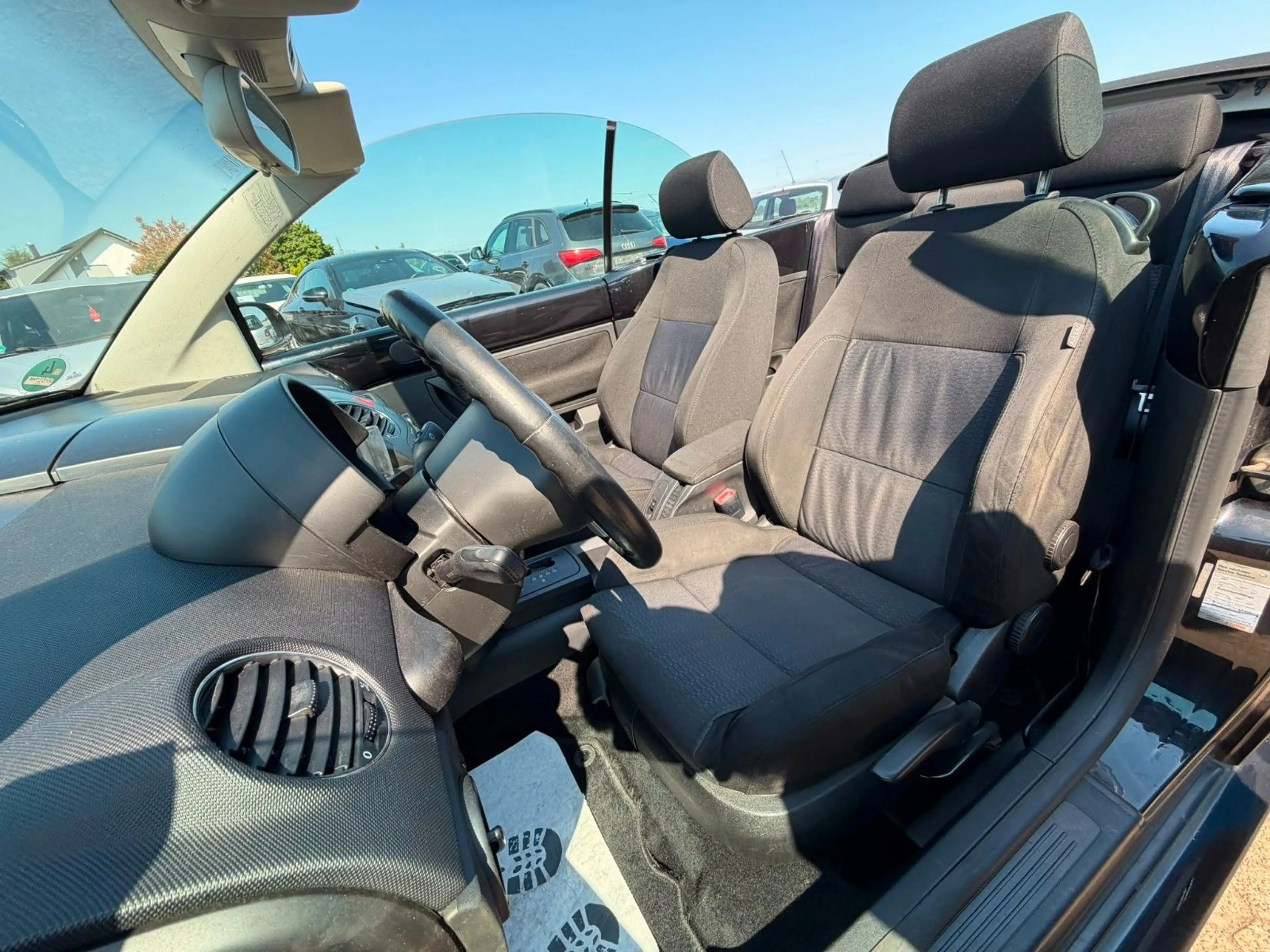 Volkswagen New Beetle 2.0 Cabriolet — photo 15