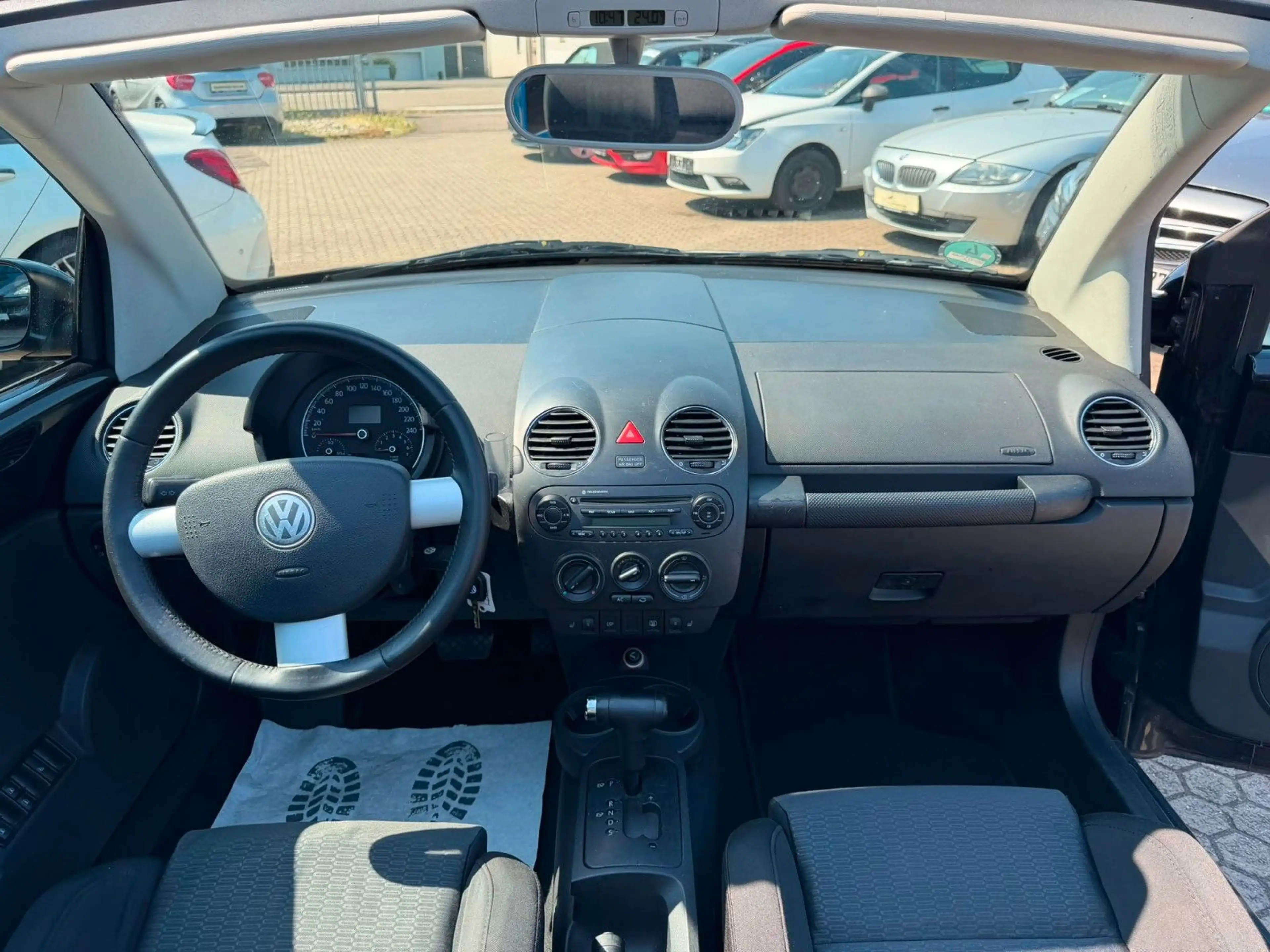 Volkswagen New Beetle 2.0 Cabriolet — photo 13