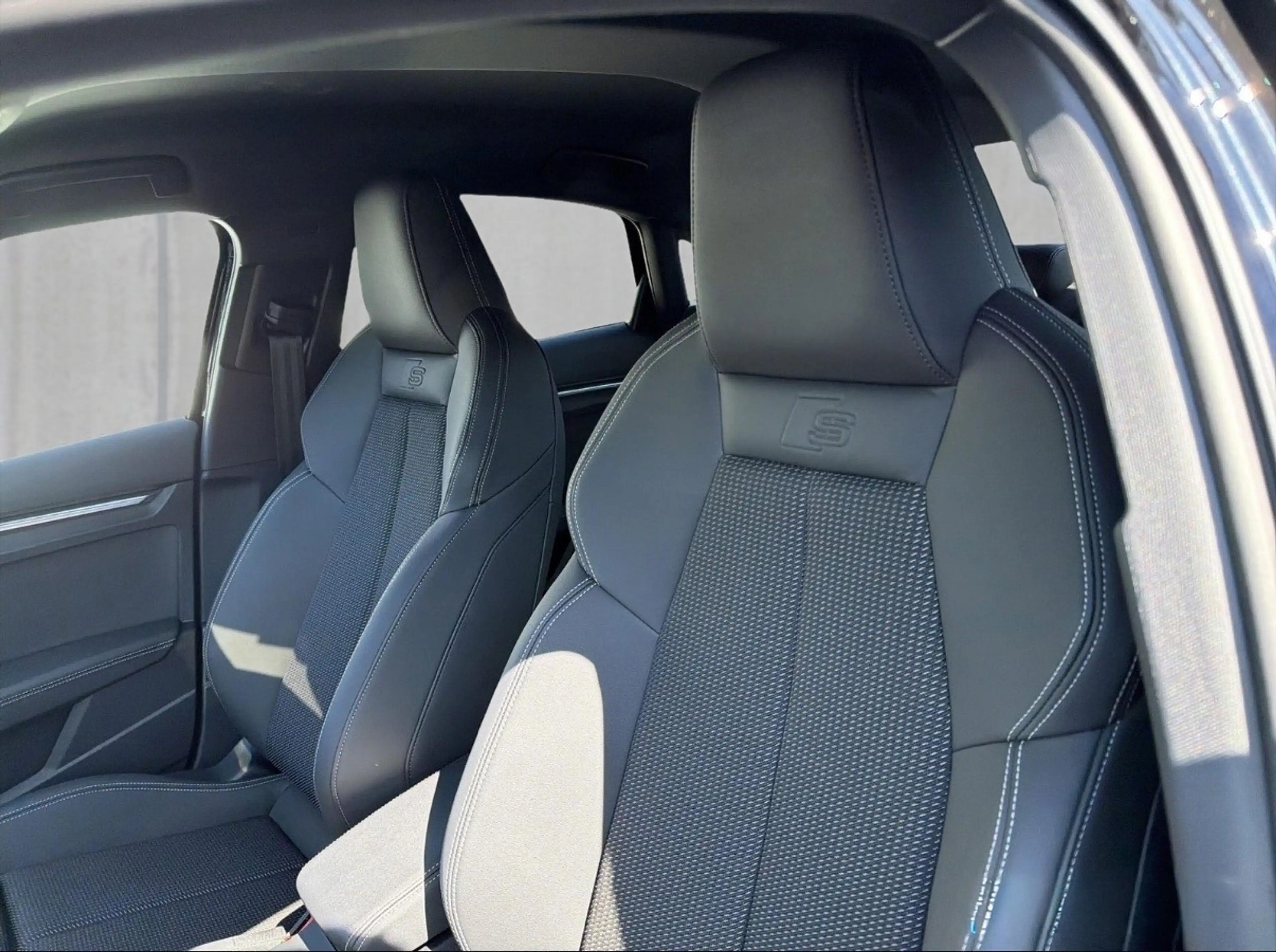 Audi S3 Audi S3 Sportback quattro 2.0 TFSI 333 S TRONIC ** SONOS ** Volant méplat ** Matrix ** — photo 7