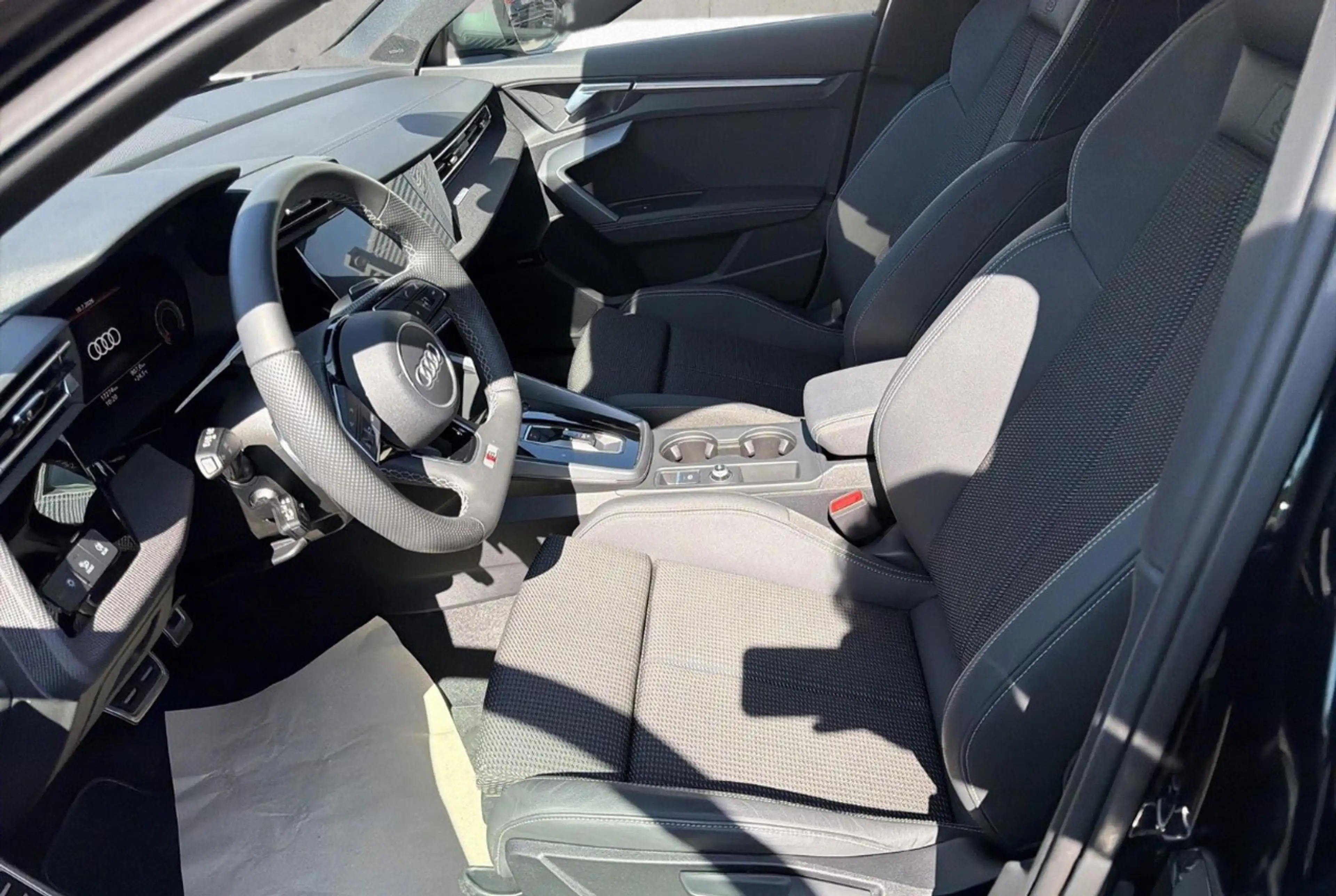 Audi S3 Audi S3 Sportback quattro 2.0 TFSI 333 S TRONIC ** SONOS ** Volant méplat ** Matrix ** — photo 6