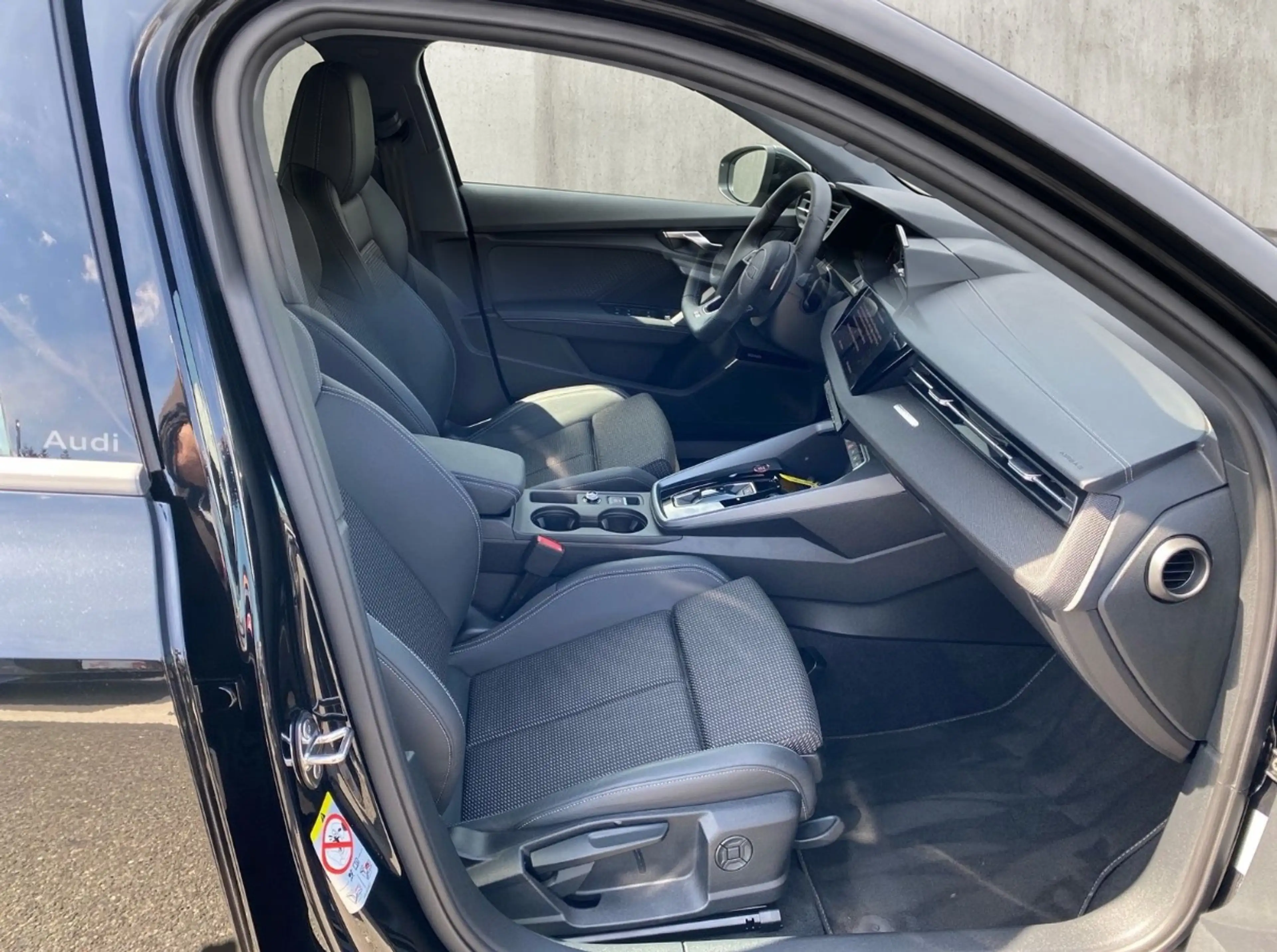 Audi S3 Audi S3 Sportback quattro 2.0 TFSI 333 S TRONIC ** SONOS ** Volant méplat ** Matrix ** — photo 5