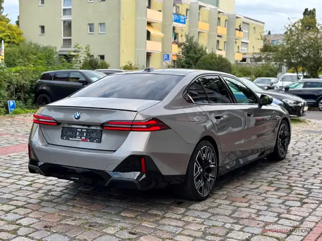 BMW 5 Series view 4