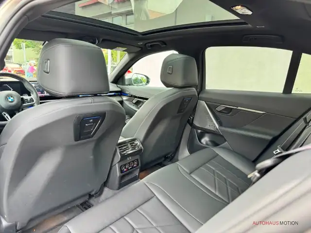 BMW 5 Series view 10