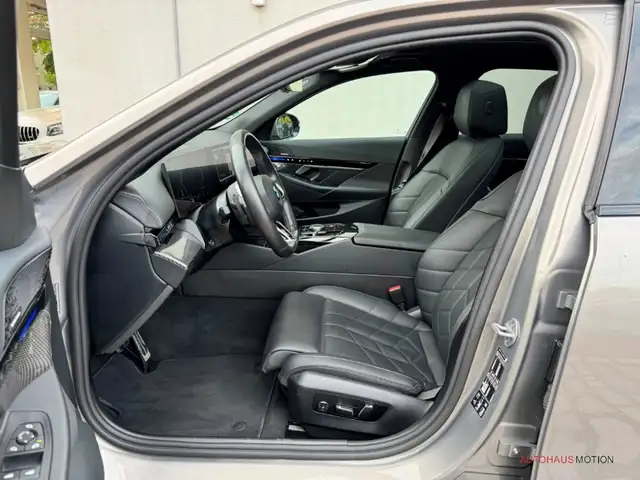 BMW 5 Series view 9