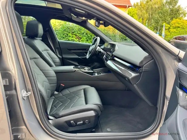 BMW 5 Series view 14