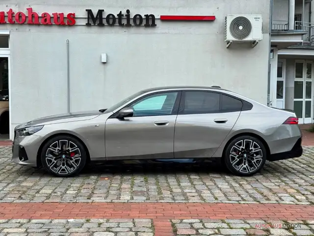 BMW 5 Series view 7