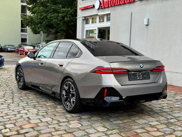 BMW 5 Series view 6