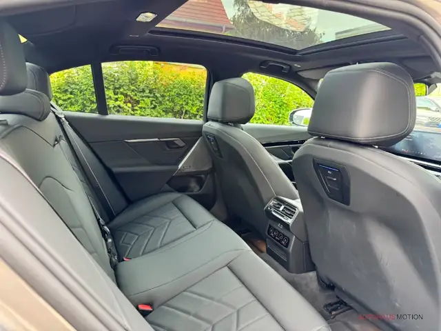 BMW 5 Series view 12