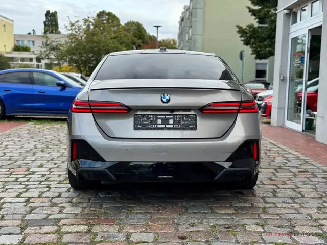 BMW 5 Series view 5