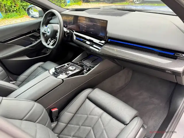 BMW 5 Series view 13