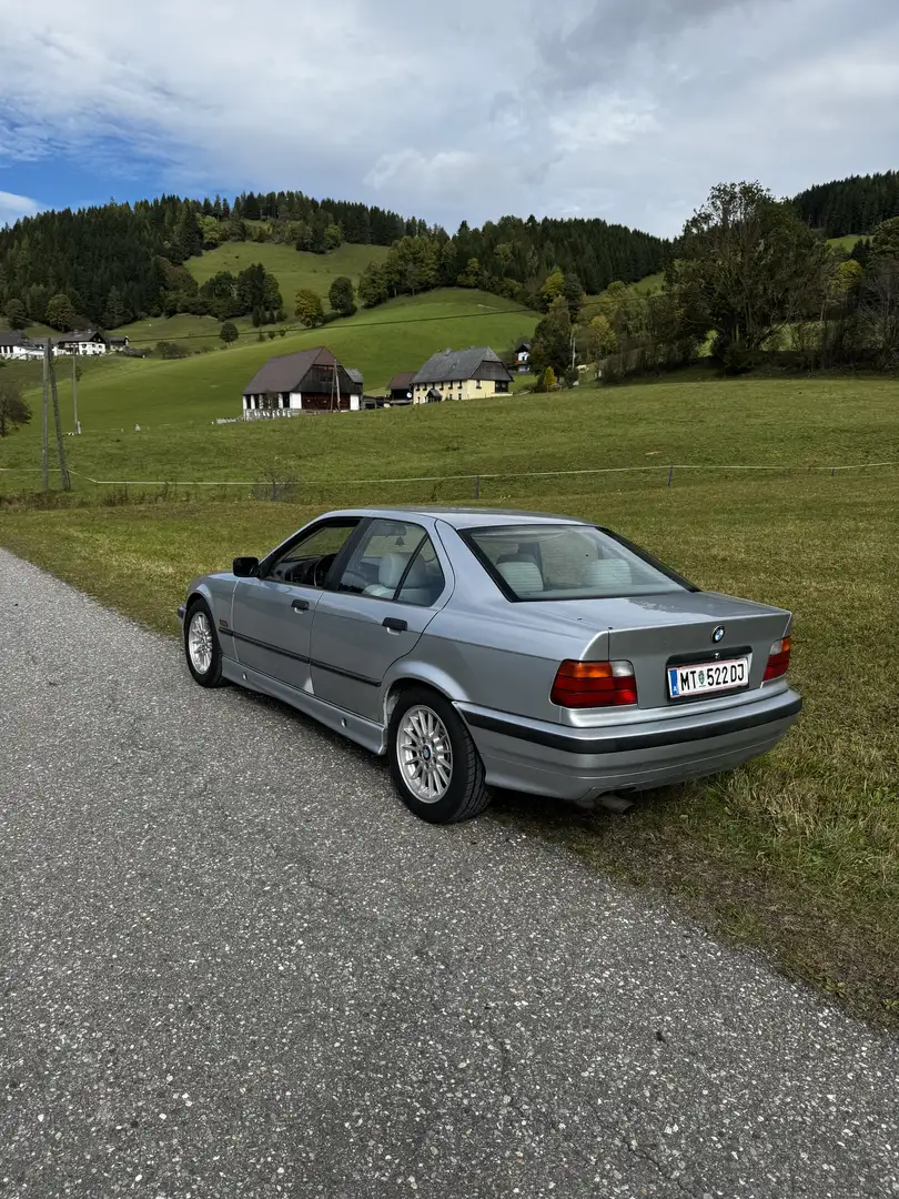 BMW 320 320i - 2