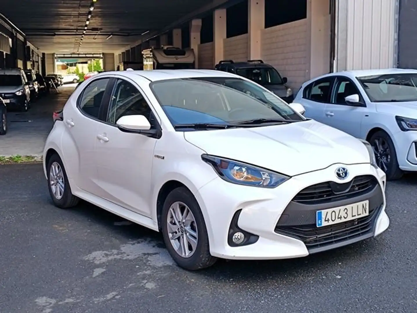 Toyota Yaris 100H 1.5 Active Tech Blanco - 2