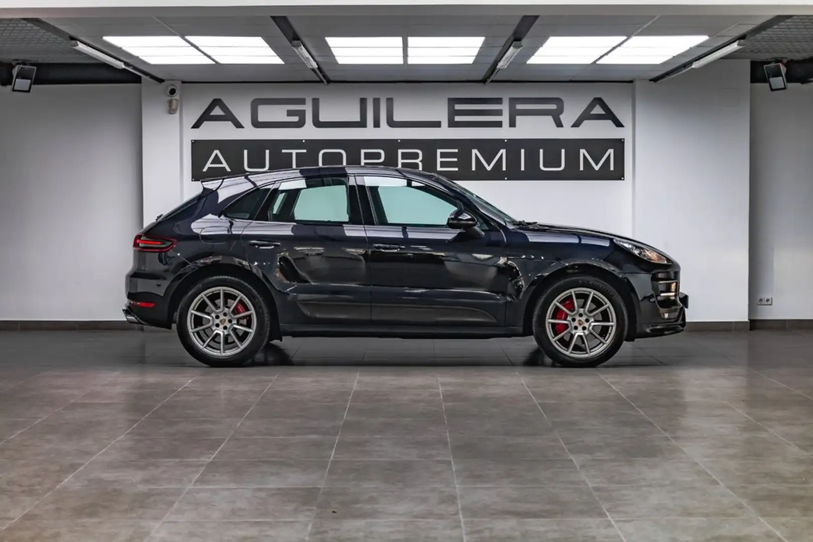 Porsche Macan Turbo Schwarz - 2