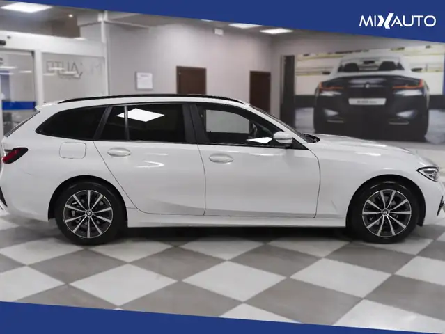 BMW 320 view 6