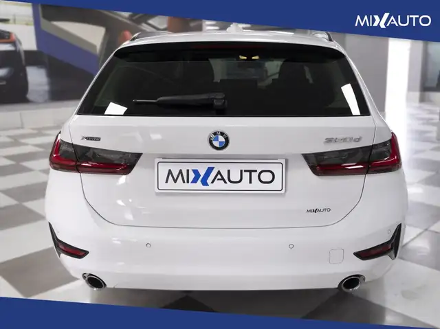BMW 320 view 4