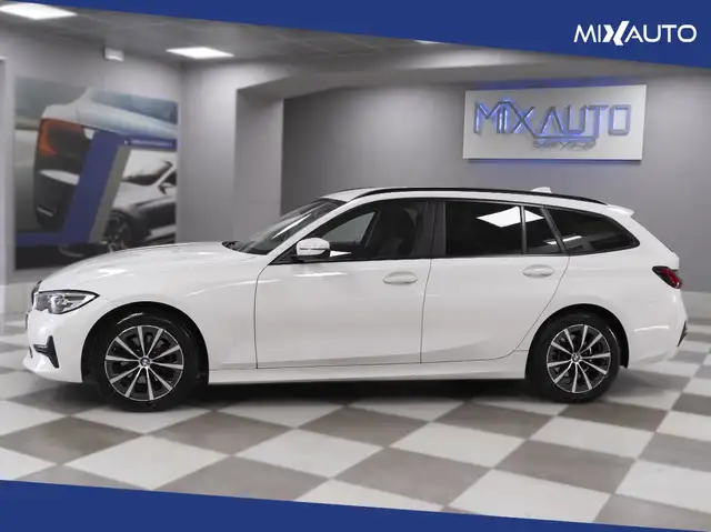 BMW 320 view 3