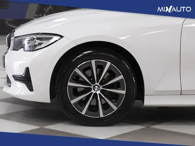 BMW 320 view 8