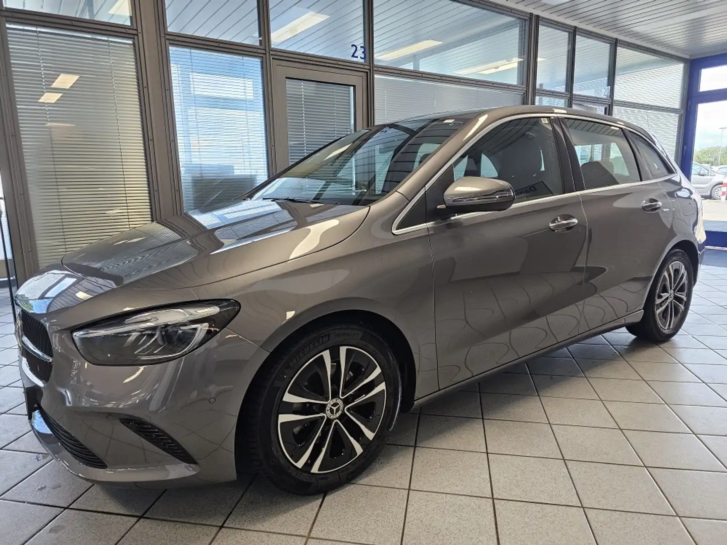 Mercedes-Benz B 180 Progressive Adv. Plus elHeckkl,Parkass+Kam Grau - 2