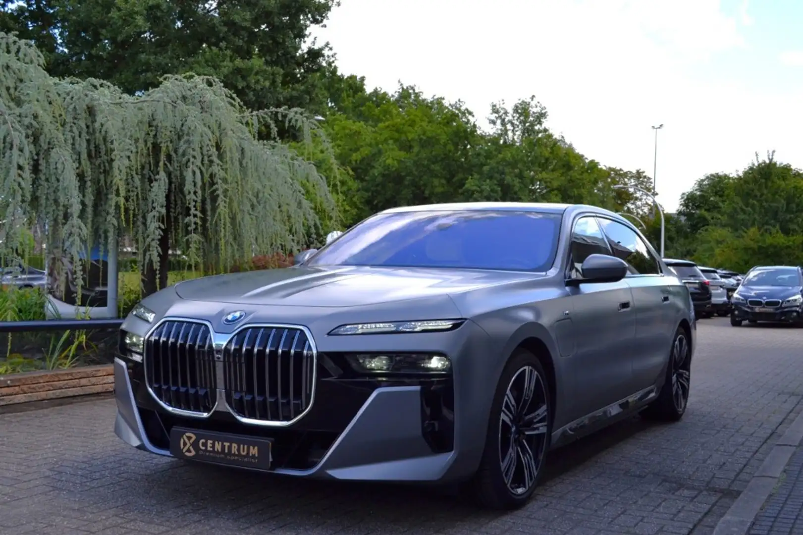 BMW 750 750e xDrive M-Sport - TV Achter - Vol Grijs - 2