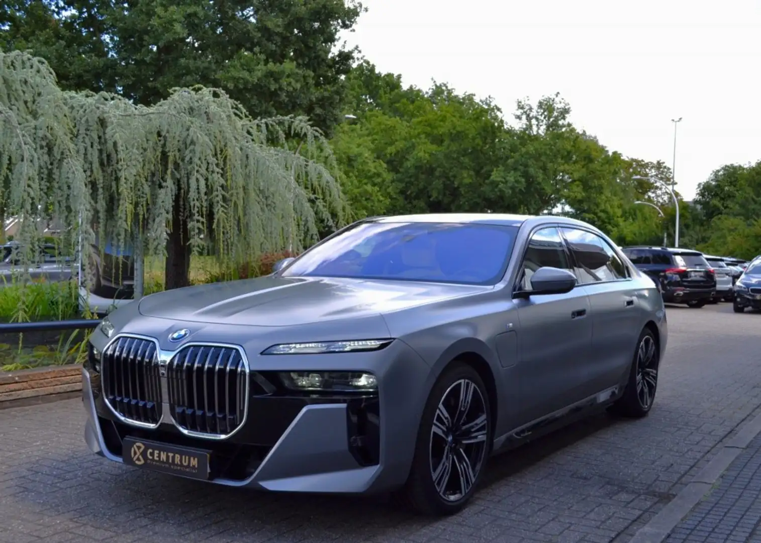 BMW 750 750e xDrive M-Sport - TV Achter - Vol Grijs - 1