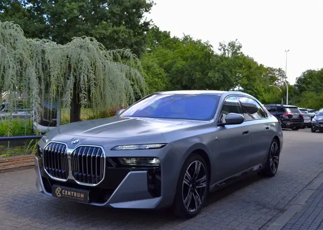 BMW 750 750e xDrive M-Sport - TV Achter - Vol