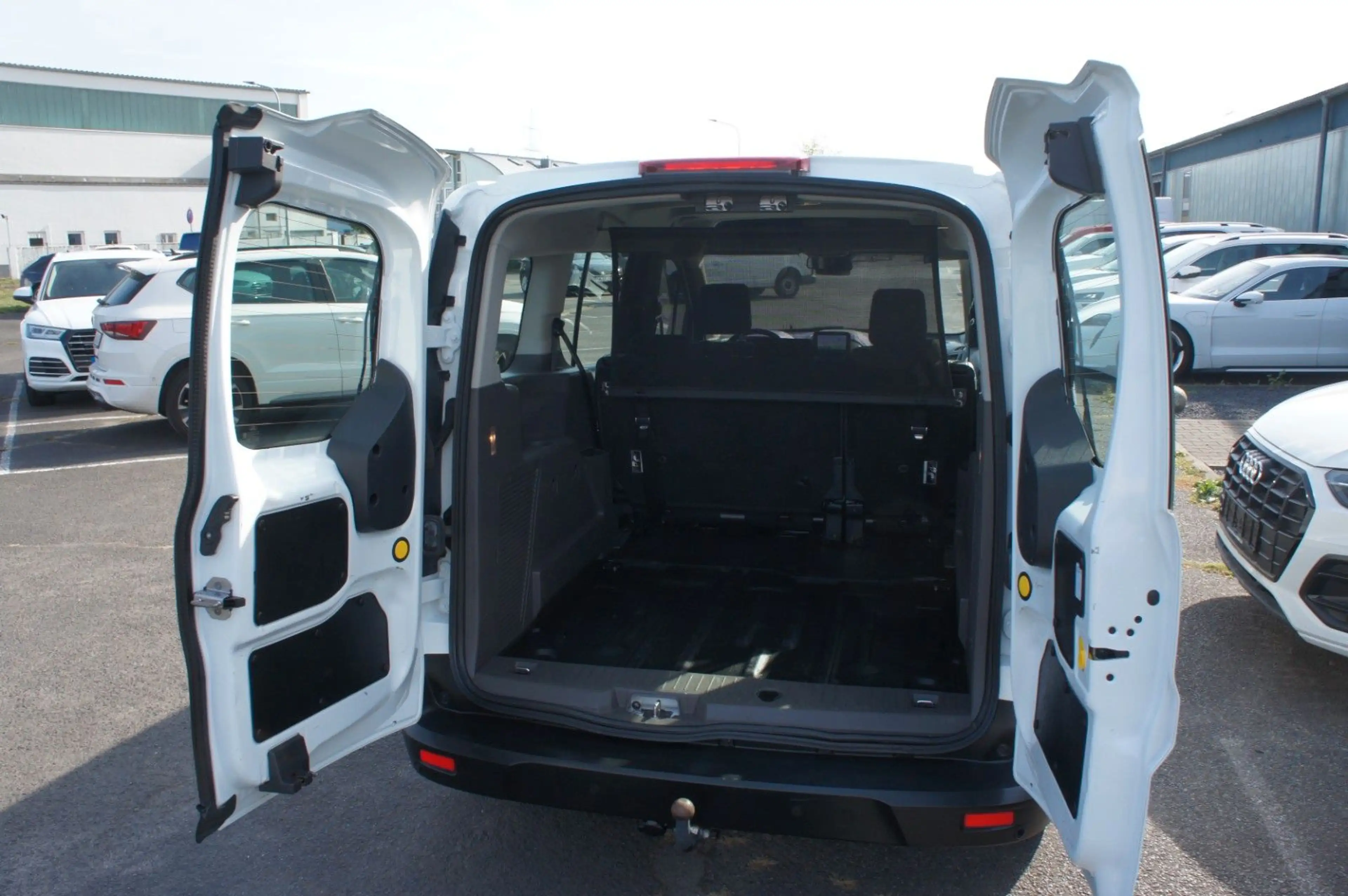 Ford Transit Connect Kombi lang L2*AHK*NAV*KAM*5SITZE — photo 9