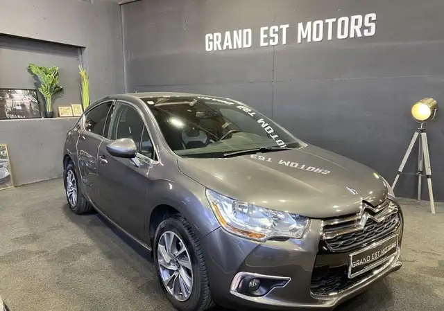 DS Automobiles DS 4 DS4 1.6 e-HDi FAP 115 boite automatique So Chic carnet d-'entretien complet -