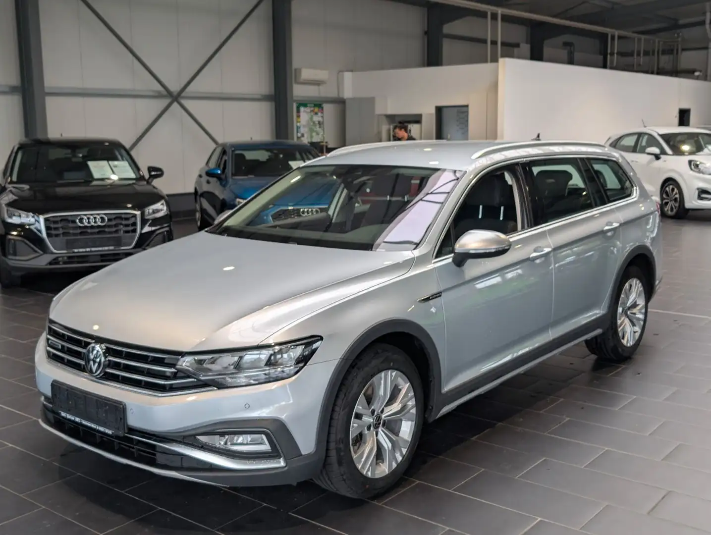 Volkswagen Passat Alltrack Variant 2.0 TDI SCR DSG 4Motion Silber - 1