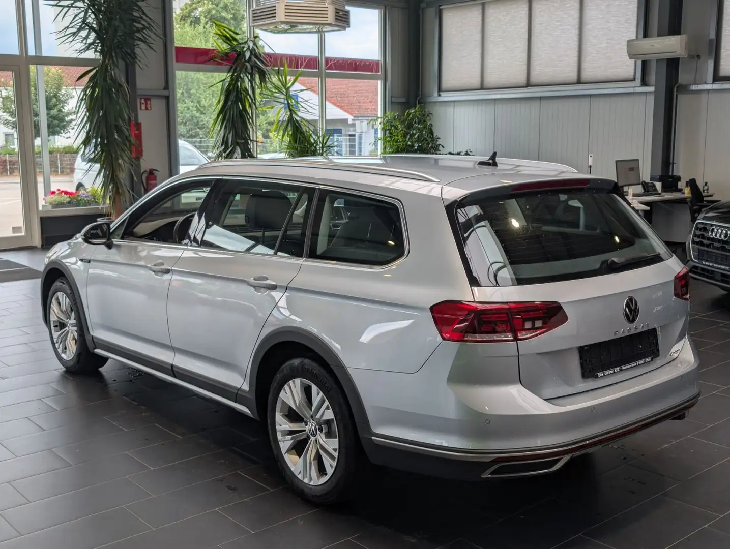 Volkswagen Passat Alltrack Variant 2.0 TDI SCR DSG 4Motion Silber - 2
