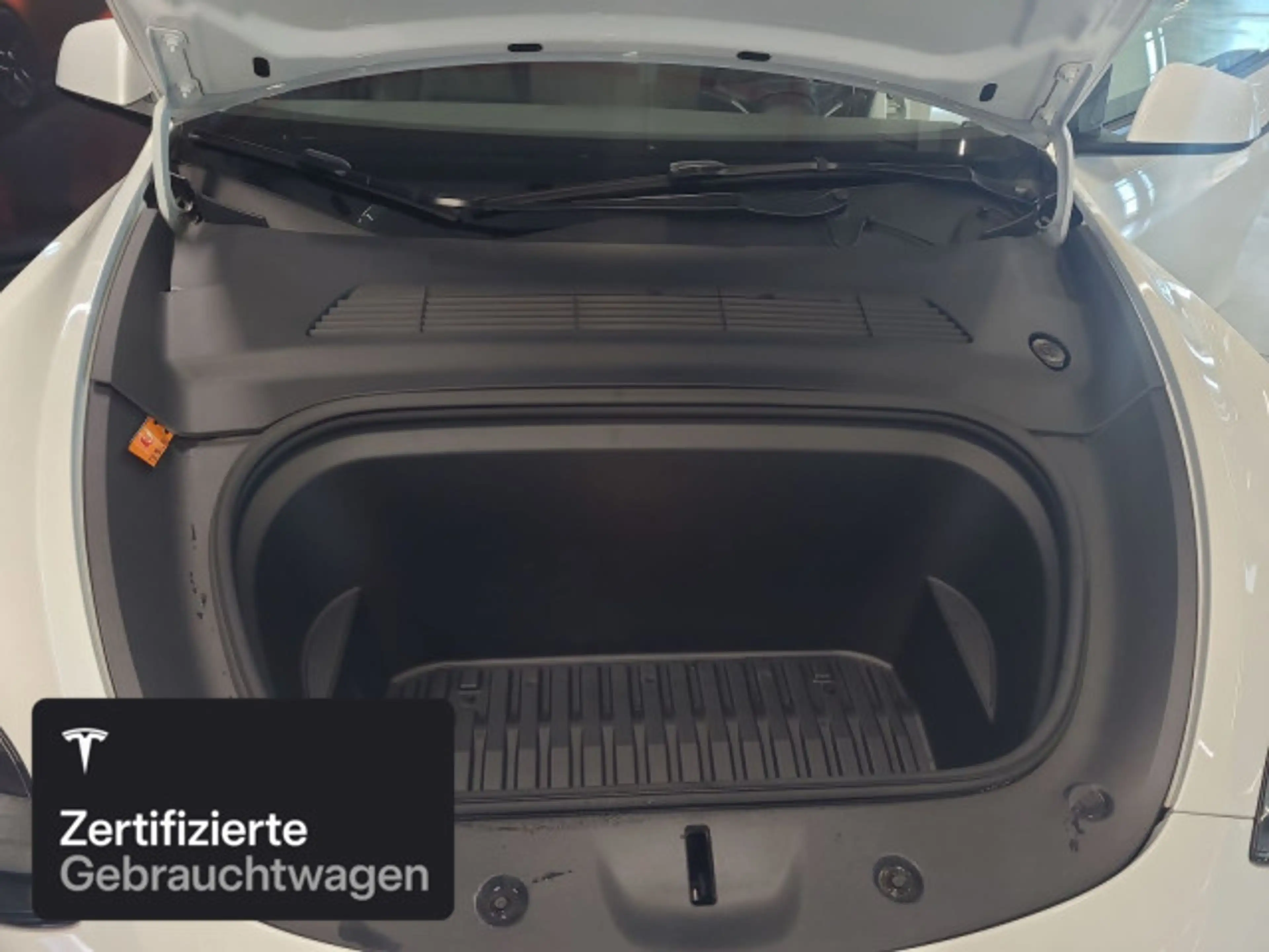 Tesla Model Y Long Range AWD — photo 8