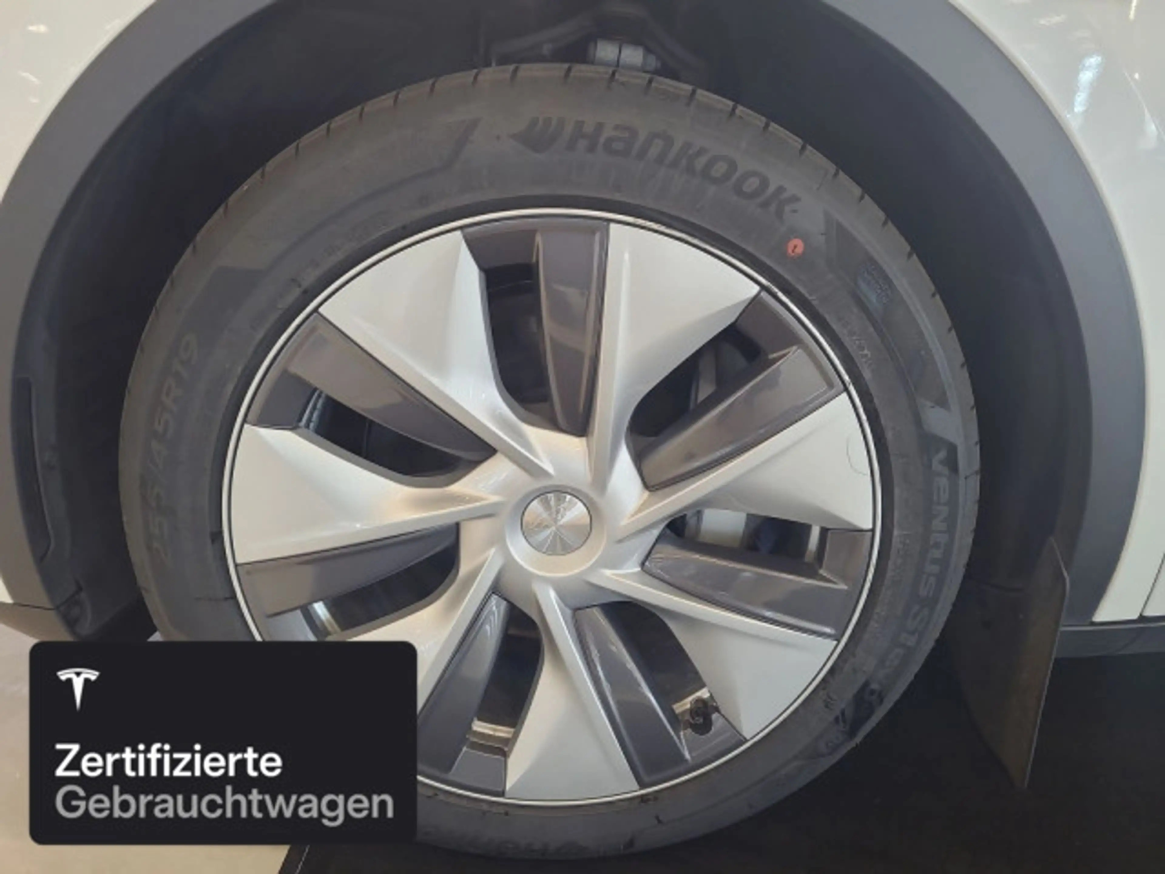 Tesla Model Y Long Range AWD — photo 7