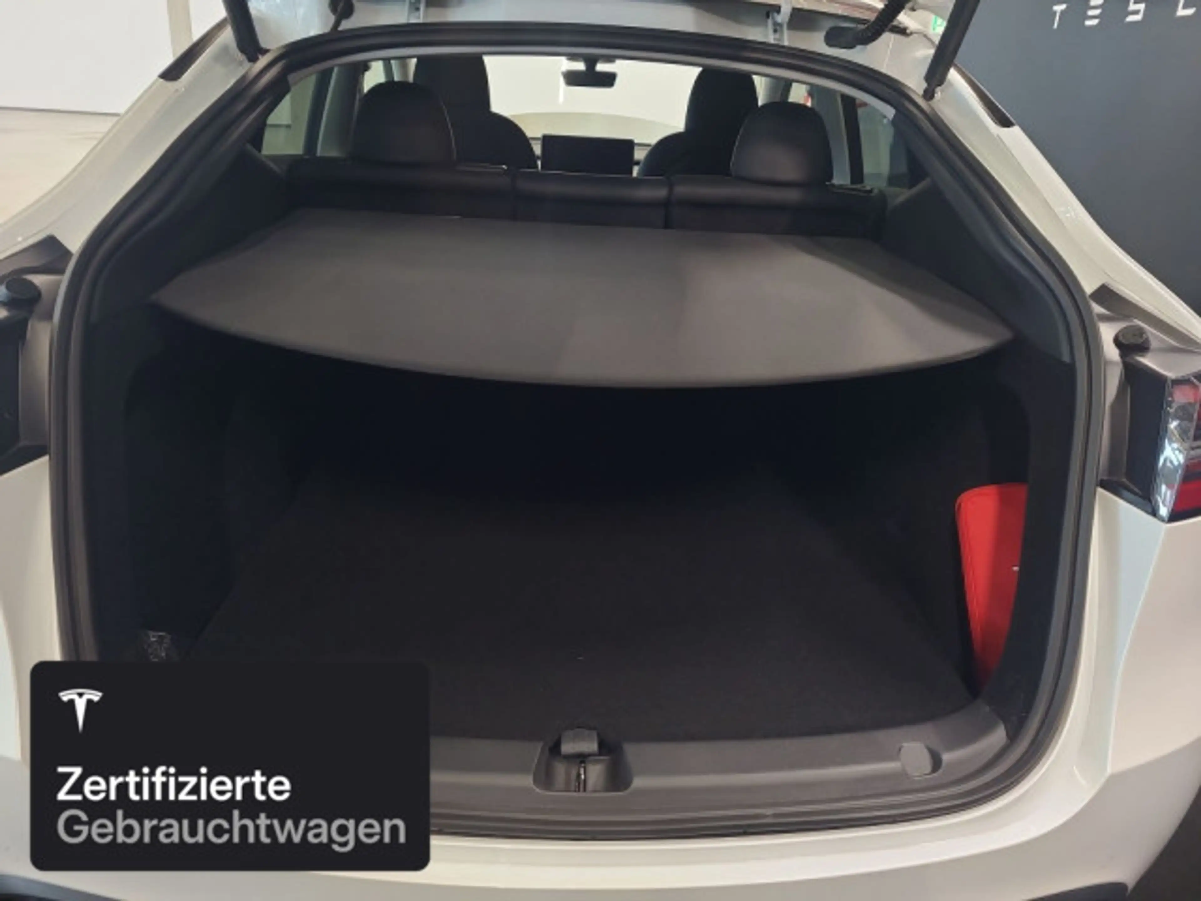 Tesla Model Y Long Range AWD — photo 9