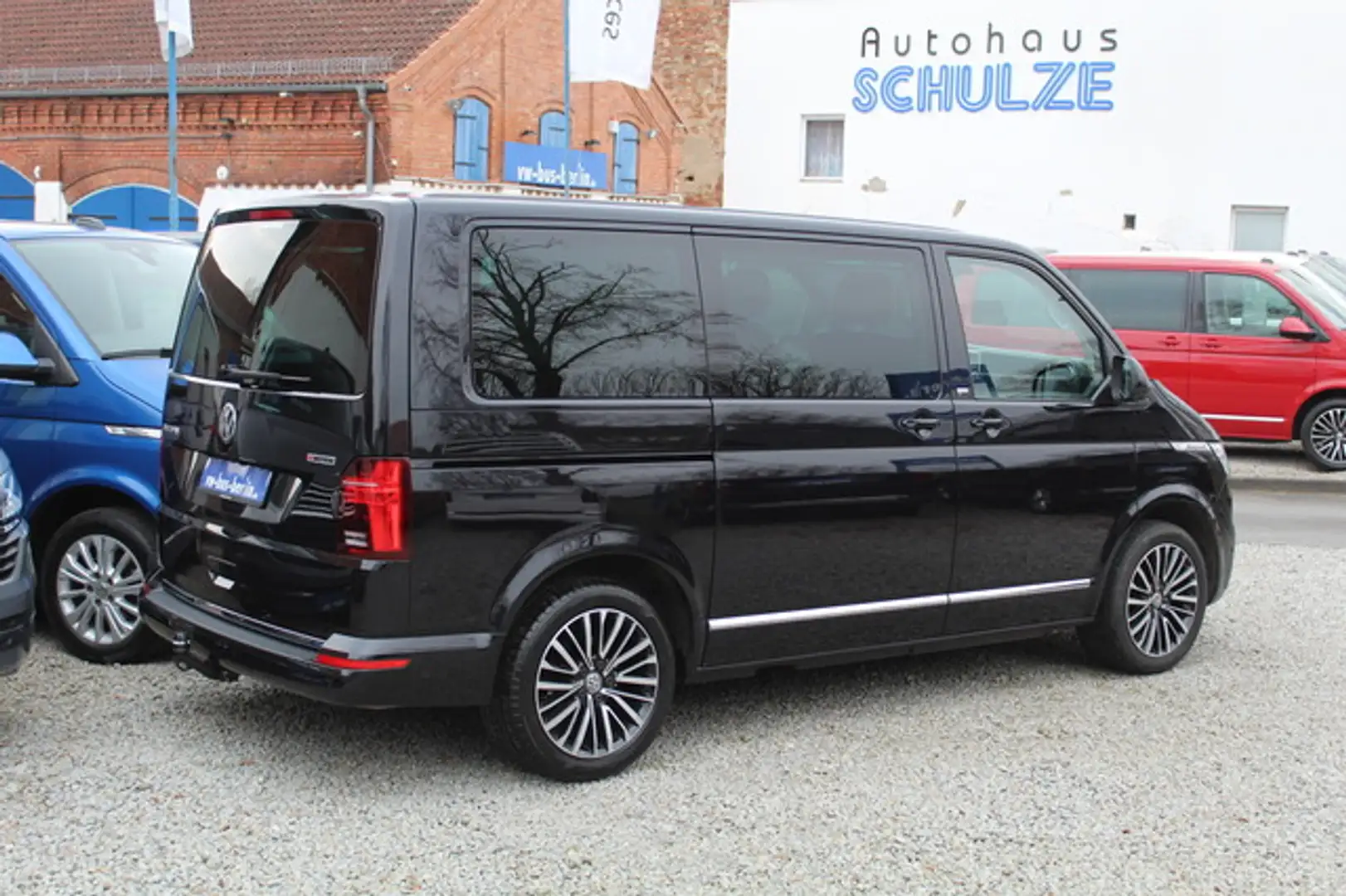 Volkswagen T6.1 Multivan Generation SIX 150PS DSG 4Motion Schwarz - 2