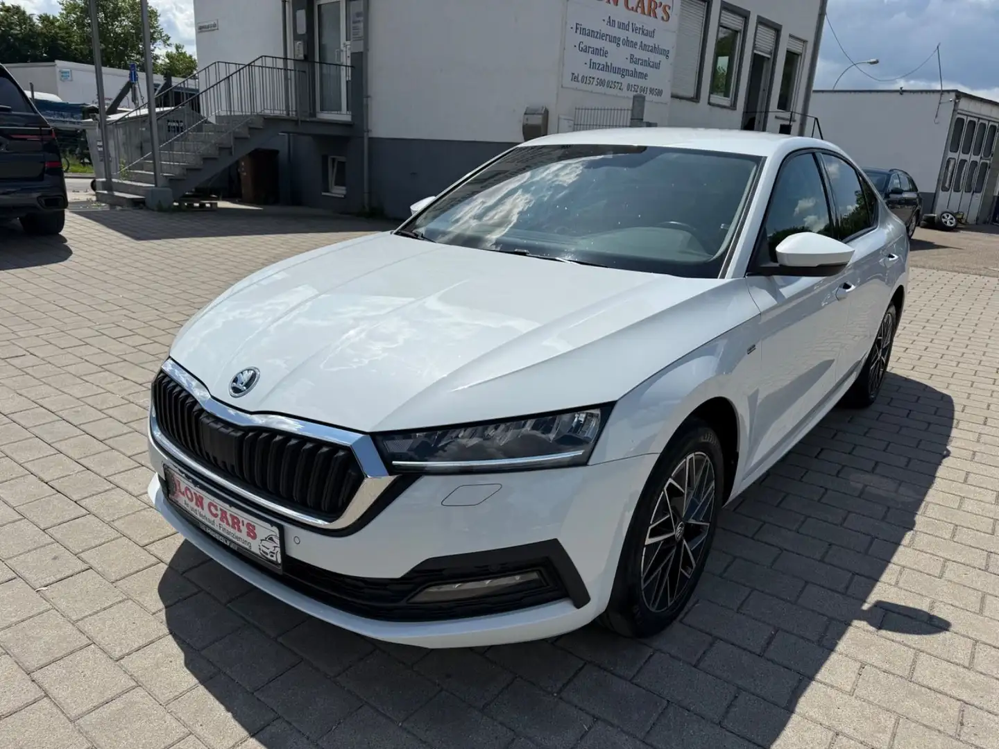Skoda Octavia Lim. Clever/Navi/LED/Kamera/SHZ/PDC Weiß - 1