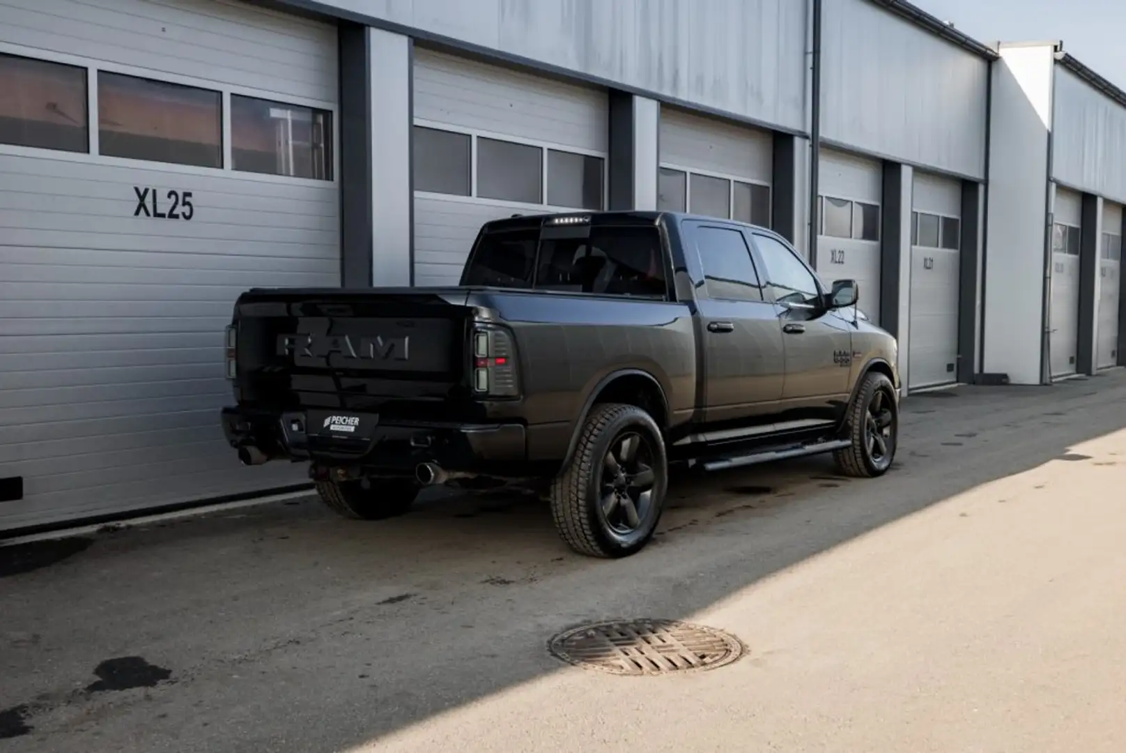RAM 1500 Ram 1500 Classic SLT Crew Cab 5'7''-Bed 4x4 Schwarz - 2