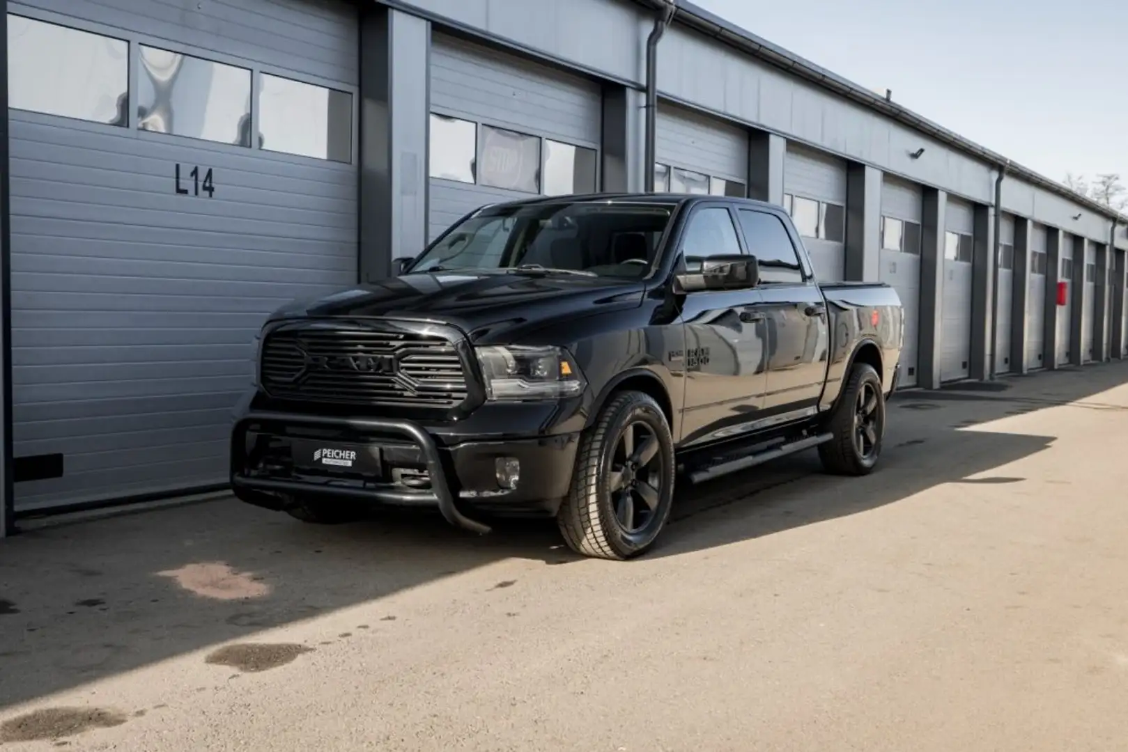 RAM 1500 Ram 1500 Classic SLT Crew Cab 5'7''-Bed 4x4 Schwarz - 1