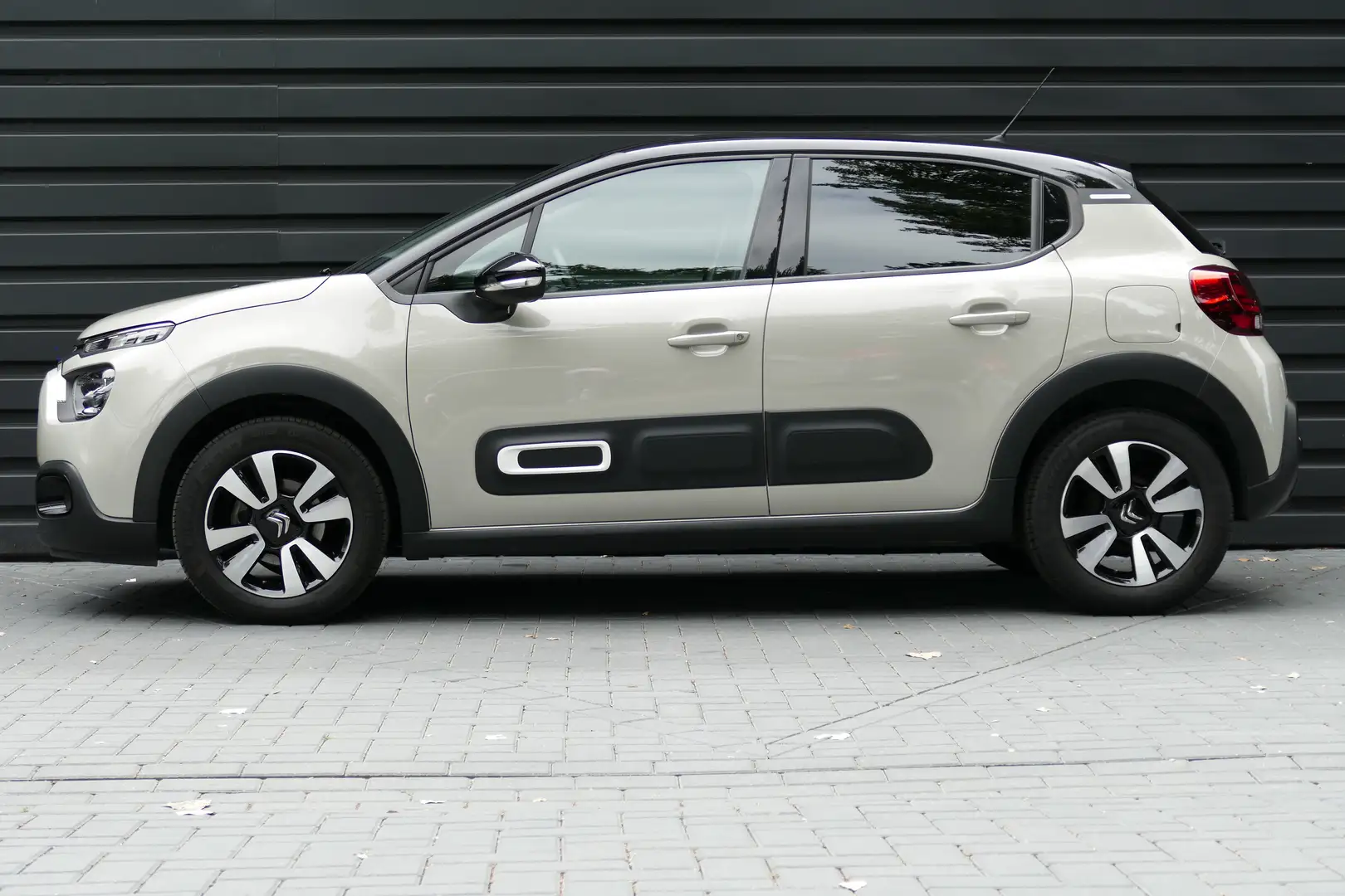 Citroen C3 1.2 PURETECH 82PK 5-DRS SHINE / NAVI / LED / PDC / Grijs - 2