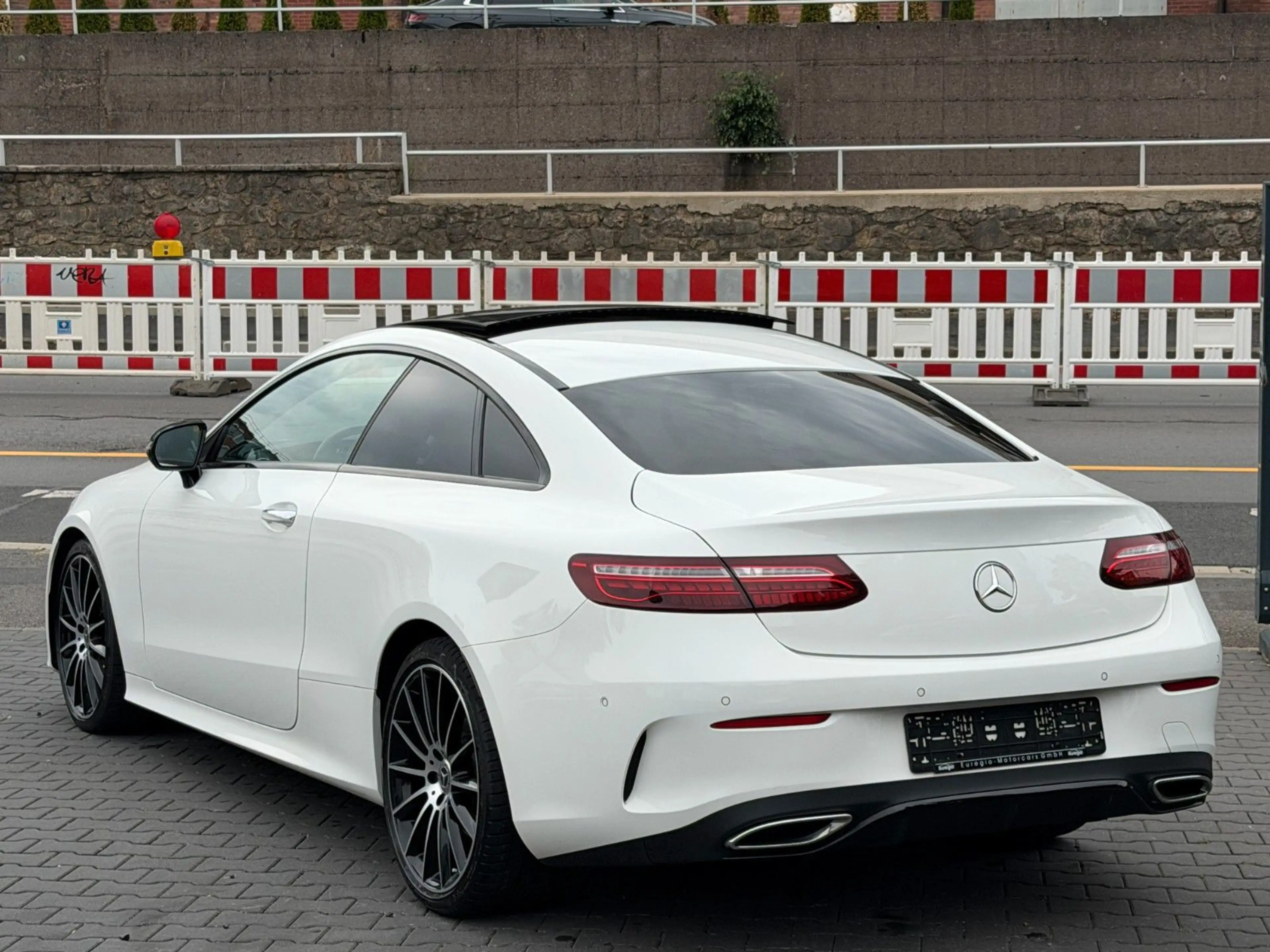 Mercedes-Benz E 220 d Coupe LED - Burmester - AMG Line /// — photo 9