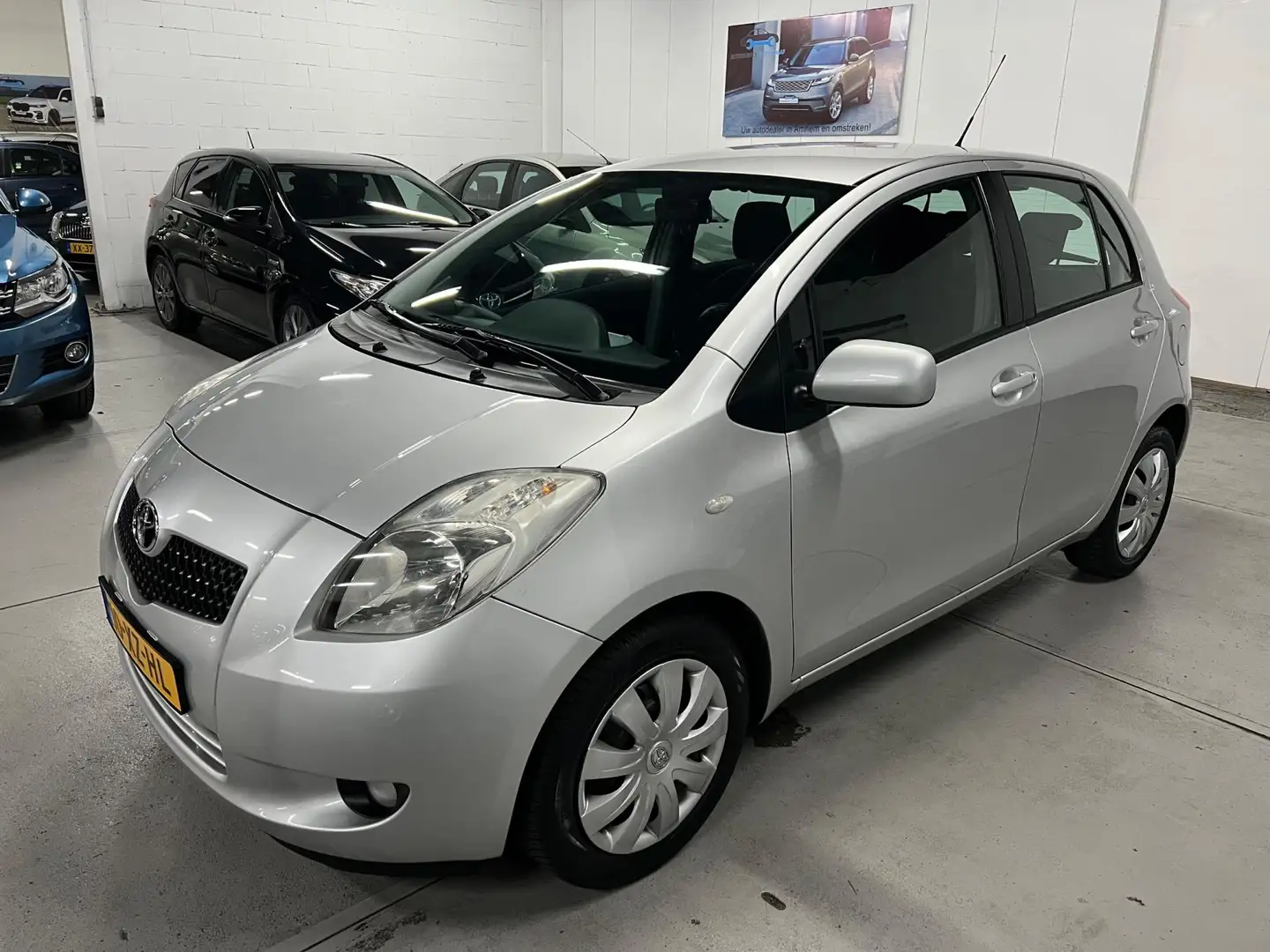 Toyota Yaris 1.3 VVTi Sol MMT Automaat AIRCO / NAP / 5-DEURS Grijs - 2