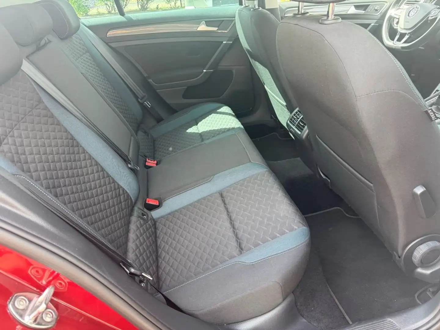 Volkswagen Golf Golf 1.0 TSI OPF IQ.DRIVE Rot - 2