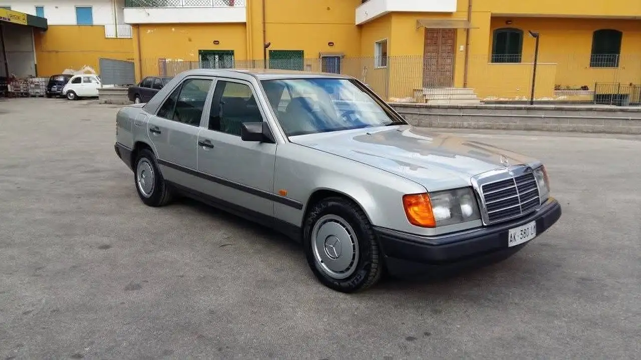 Mercedes-Benz 200, foto 1