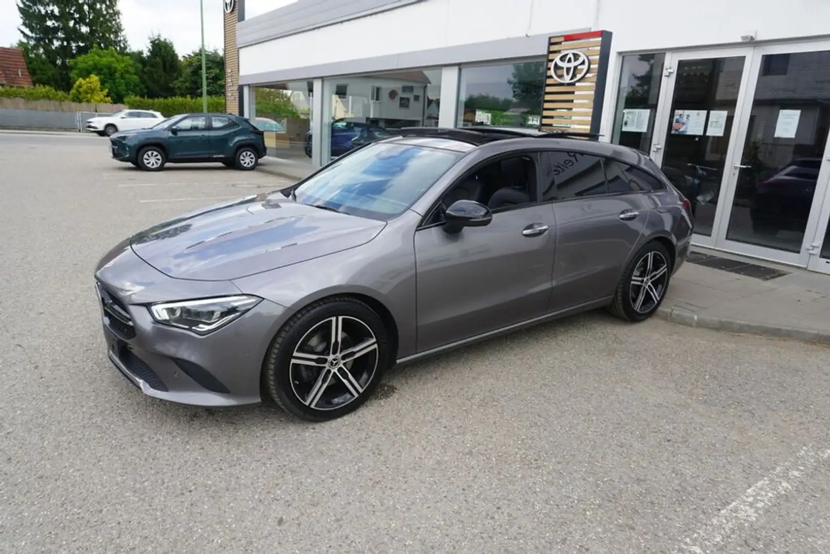 Mercedes-Benz CLA 200 d 4Matic Aut. *PANO*AHK* Grau - 2
